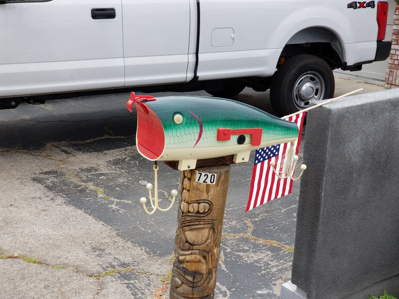 Neat mail box